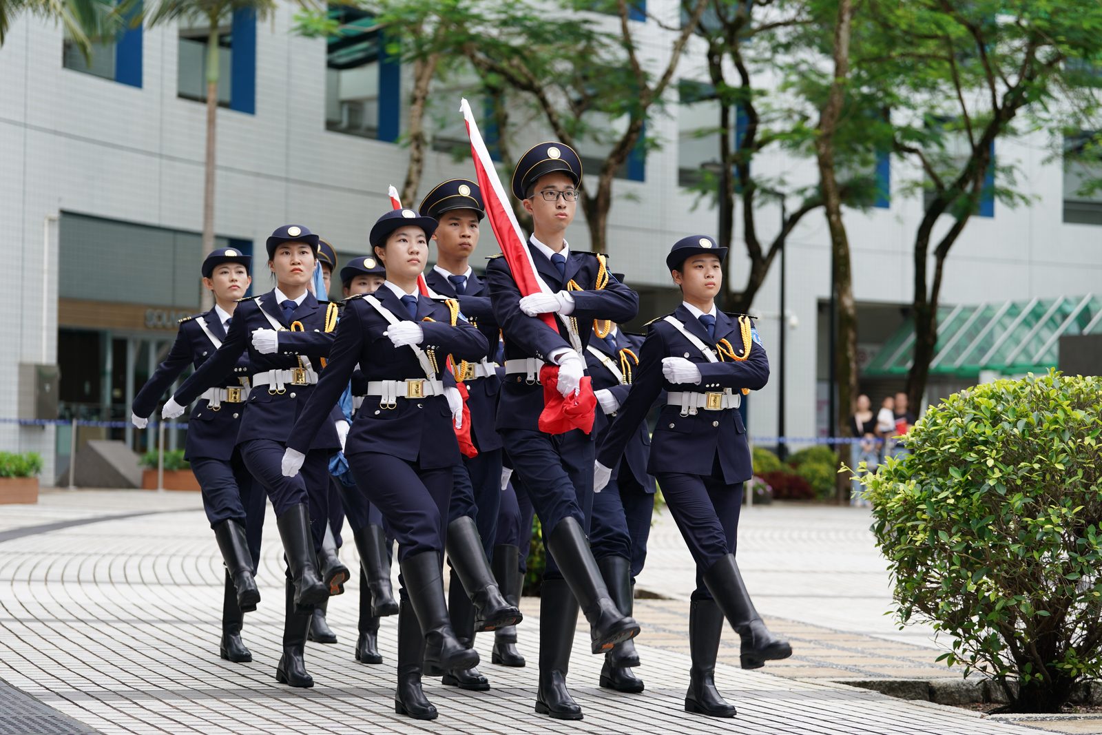 國旗護衛隊隊員在科大校園內列隊步操。