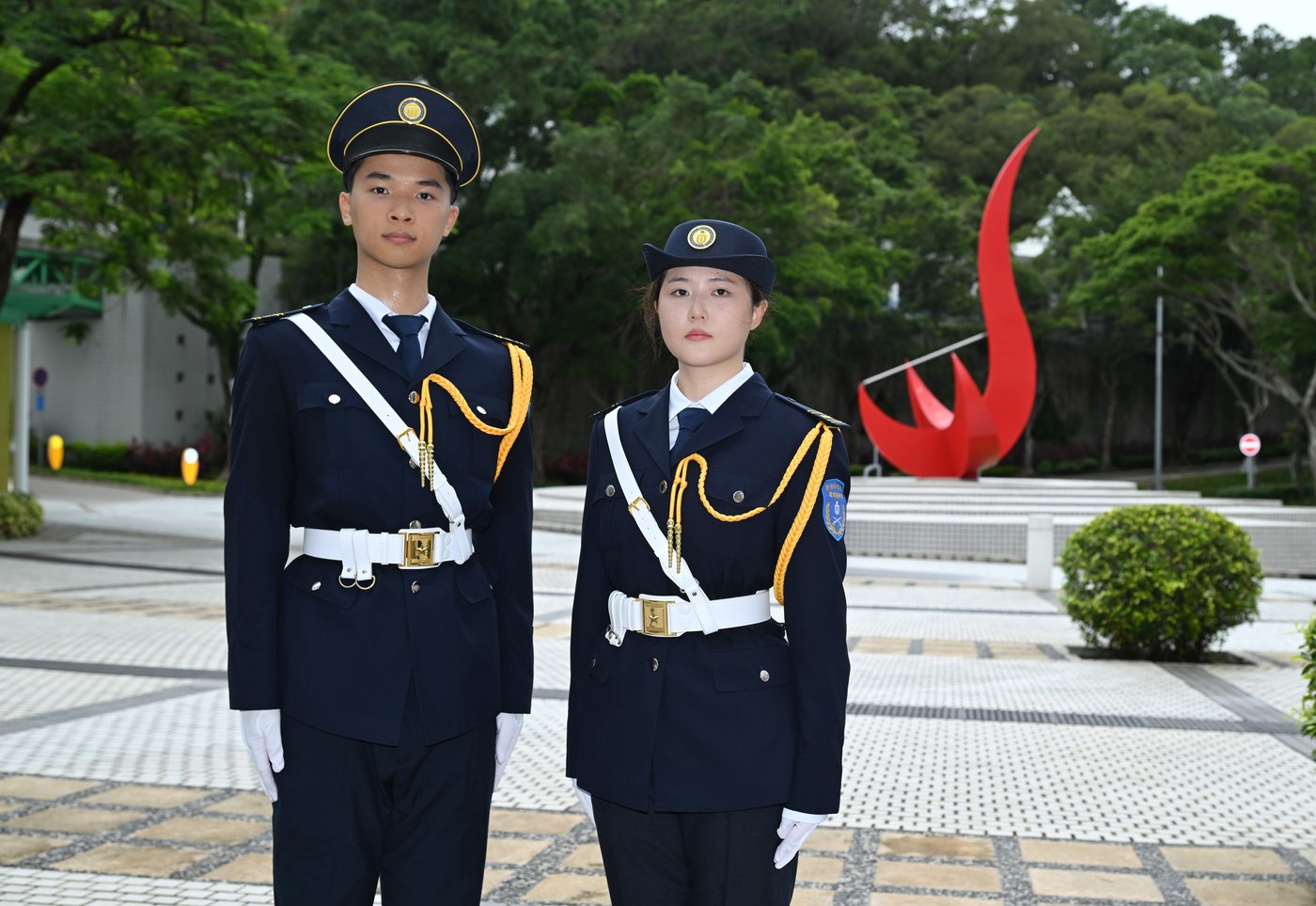 兩名隊員身穿儀仗制服在紅鳥日晷前合照。
